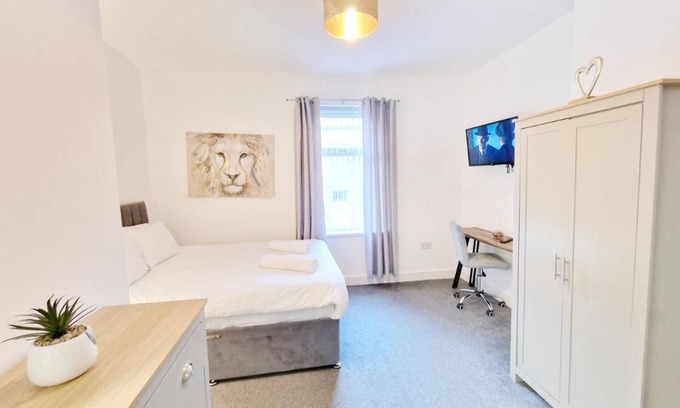Burnley House | Modern Double Room with Ensuite with Shower RM 3