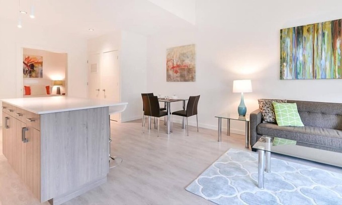 Chinatown Apartment | Modern Downtown 1BR | Work Desk+WiFi | near BCH | by GLS