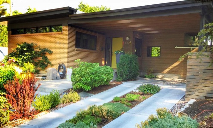 East Central House | Modern Downtown Masterpiece