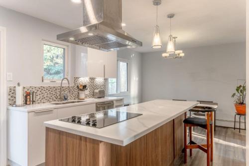 Yellowknife House | Modern Downtown Stay