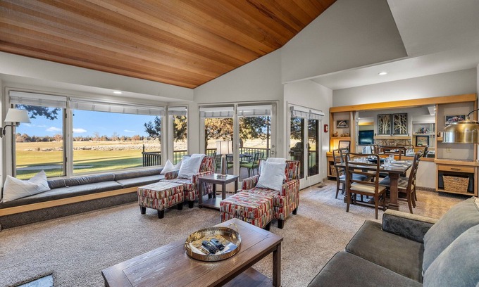 Redmond House | Modern Eagle Crest Condo with Sprawling Golf Course View
