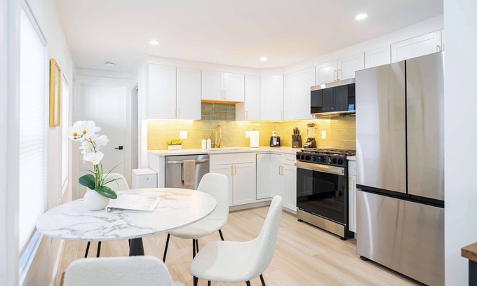Eagle Hill Apartment | Modern East Boston 2 Bed 2 Bath