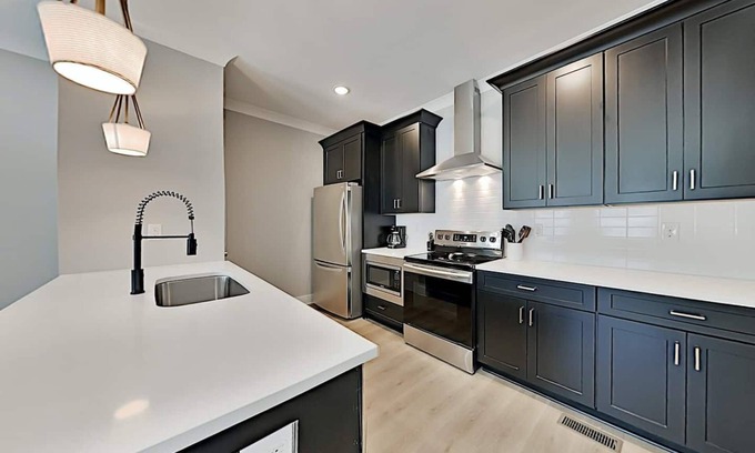 Talbot's Corner House | Modern East Townhome w/Parking - Mins to Downtown