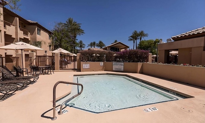 North Scottsdale Hotel | Modern Elegance in the City! Outdoor Swimming Pool, Full Kitchen, Free Parking!