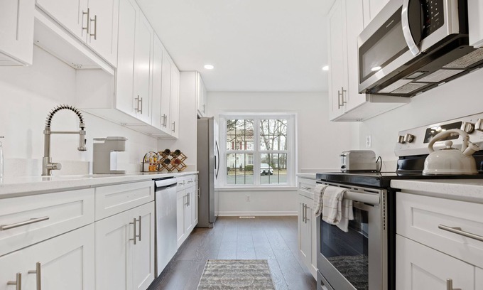 Stafford House | Modern, Elegant & Artsy 3bed 3 bath Townhome like New!