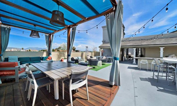 Beverly Hills Apartment | Modern Escape W Pool GYM Parking 10 Min to Cedars