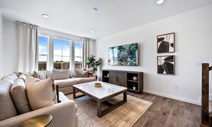 Commerce City House | Modern Executive Home Close to DEN