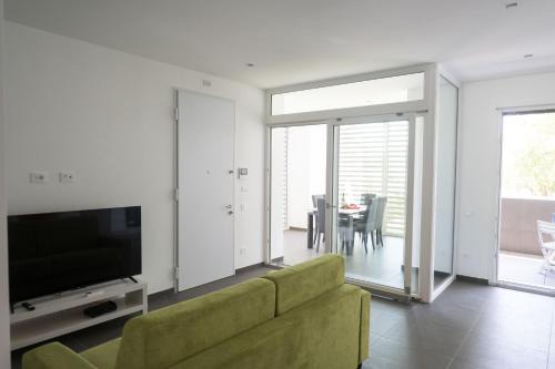 Zona XXX Castel Fusano Apartment | Modern Family 2 BR Apartment in Residential Area