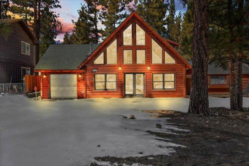 Big Bear City Ski Chalet | Modern Family Cabin mins to Lake, Slopes & Hikes