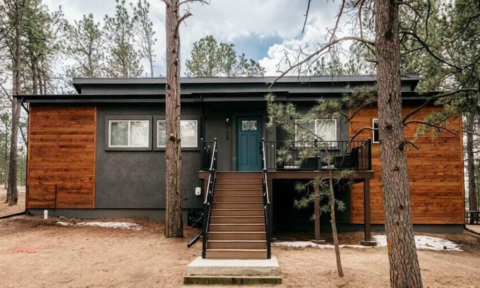 Florissant House | Modern Family Getaway w/Hot tub in the Mtns