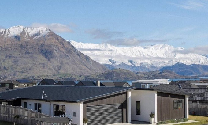 Wanaka House | Modern Family Holiday home with sensational views peaceful paradise (sleeps 11)