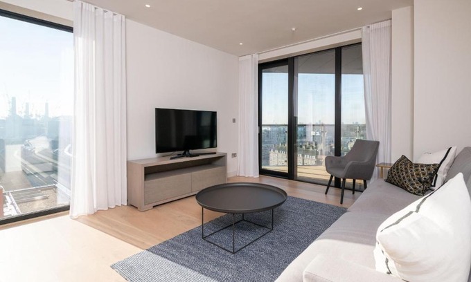 Warwick Apartment | Modern Family Home close to Victoria Station by UndertheDoormat