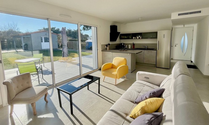 Brem Sur Mer House | Modern Family Home Near Beach and Town - WiFi, Parking, A/C
