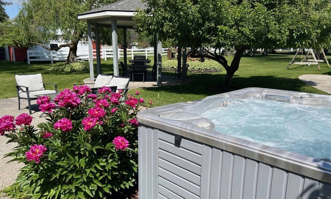Dalton Gardens House | Modern Farm House- 1-Acre Yard with Hot Tub, Gazebo, BBQ