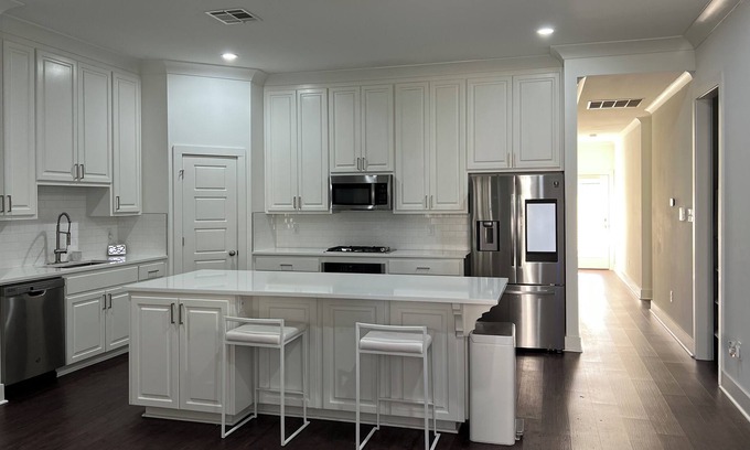 South Baton Rouge House | Modern Farmhouse 5 mins from LSU! PERFECT game day getaway!