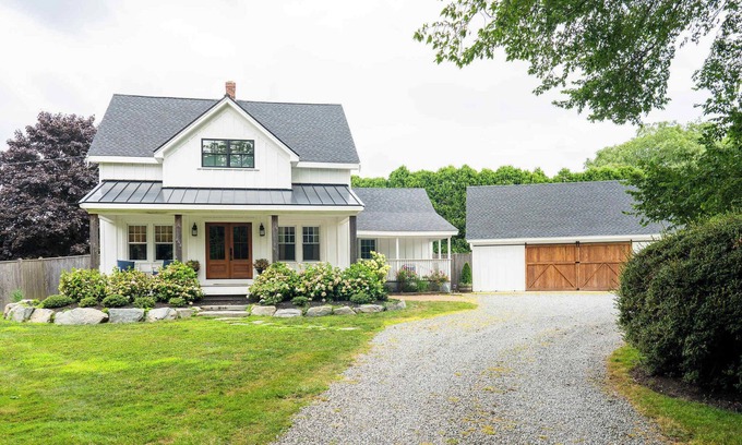 Portsmouth House | Modern Farmhouse with Large Yard