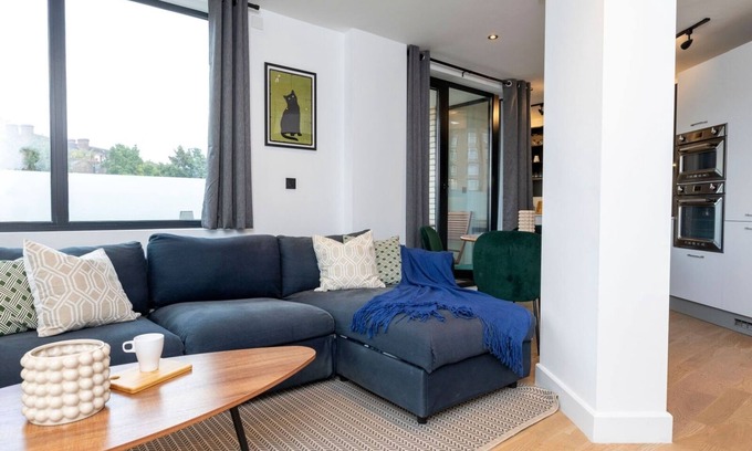 Kentish Town Apartment | Modern Flat with Private Balcony | Lift access