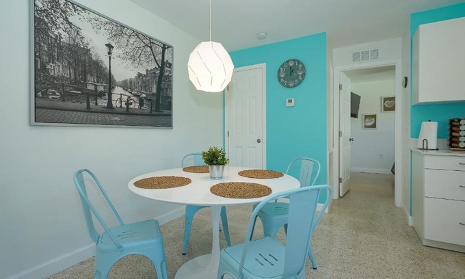 South Sarasota House | Modern & Fresh - Less than 3 miles to the Beach!