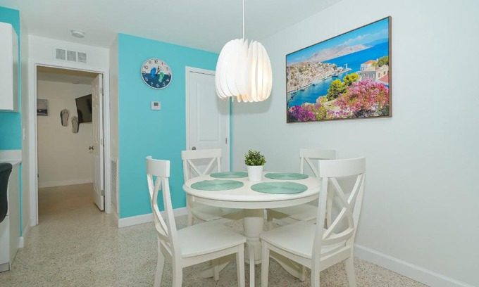 South Sarasota House | Modern & Fresh - Less than 3 miles to the Beach!