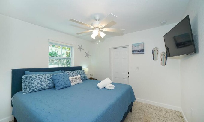 South Sarasota Apartment | Modern, Fresh - Only 3 miles to the Beach!