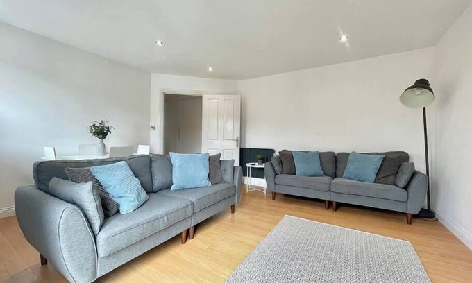 Windmill Hill Apartment | Modern, fresh & spacious apartment with parking