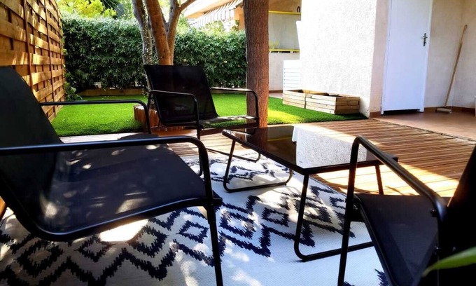 Toulon Apartment | Modern garden apartment