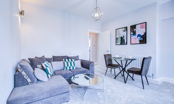 Warwick Apartment | Modern Gem near Victoria Station