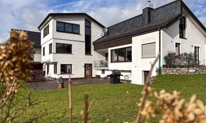 Meschede House | Modern, Gerenoveerd, Splitlevel Vakantiehuis Vlakbij Hennesee