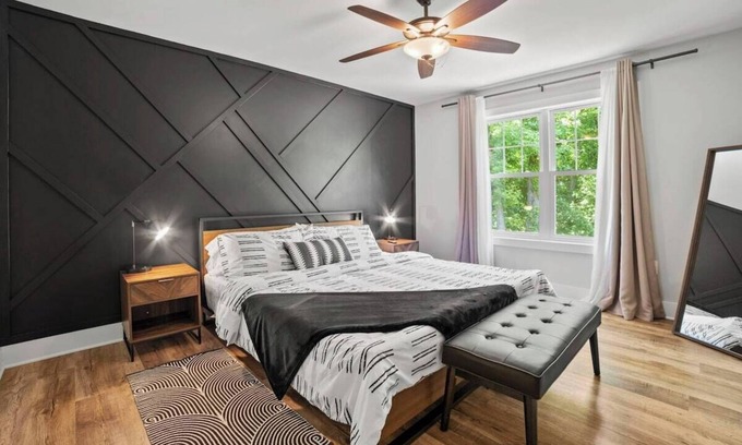 Front Royal House | Modern getaway w/spa & game room