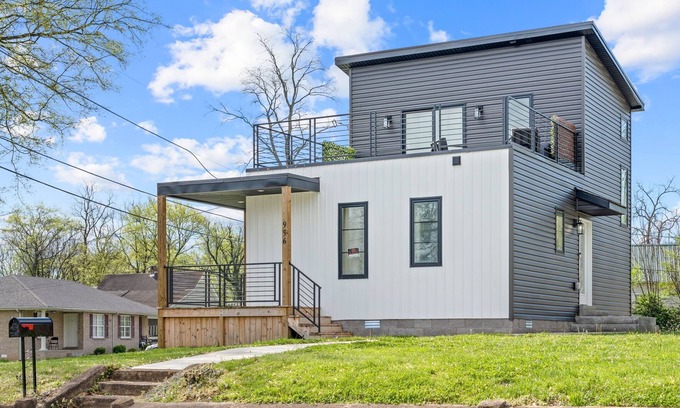 Clarksville House | Modern Getaway walkable to Downtown Clarksville!
