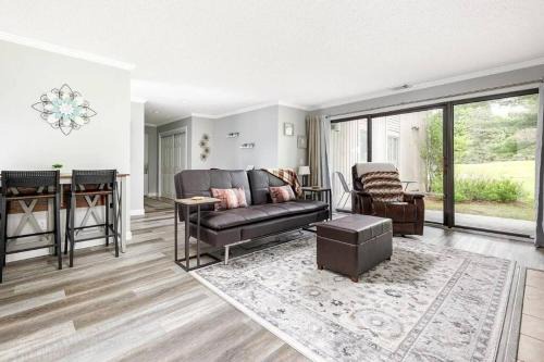 Acme House | Modern Golfview Condo near the Grand Traverse Bay