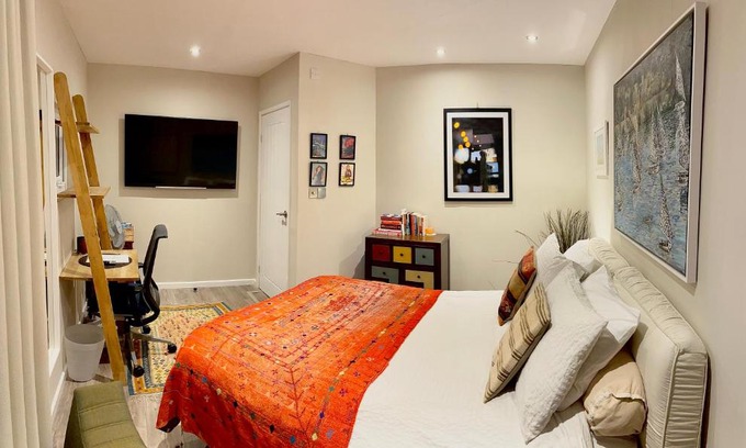 Cambridge House | Modern, Gr Floor 1 bed, bathroom, garden & private entry with Free Parking