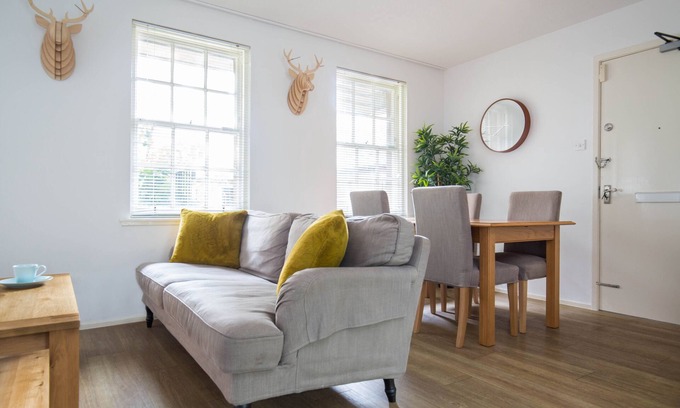 Old Town Apartment | Modern Grassmarket Apartment - central location & free car parking for guests