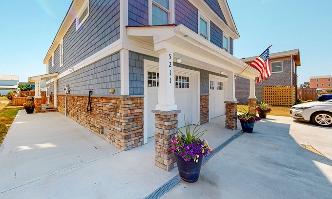 Kitty Hawk Apartment | Modern ground-floor apartment with screened porch - walk to beach