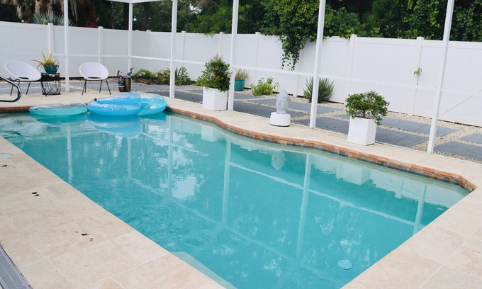 Lake Magdalene House | Modern Heater pool house tampa. Close to the park and zoo