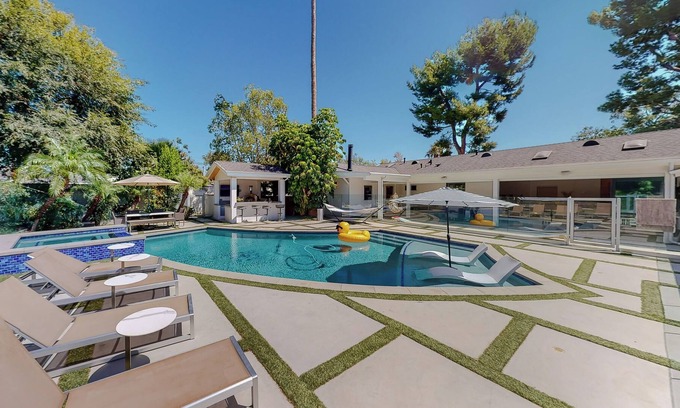 Lake Balboa House | Modern Hi Tech Luxury Home