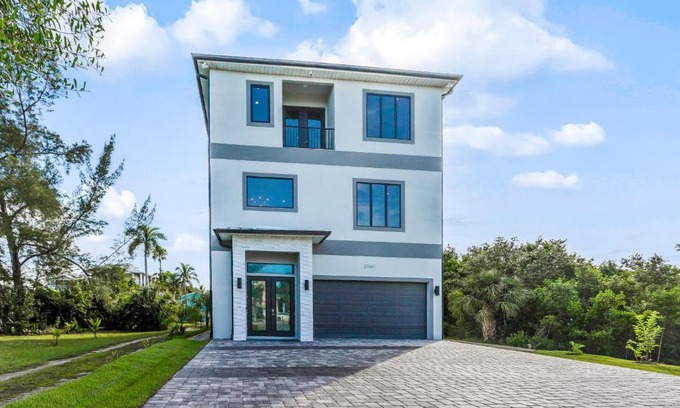 Bonita Springs House | Modern Hickory Hideaway