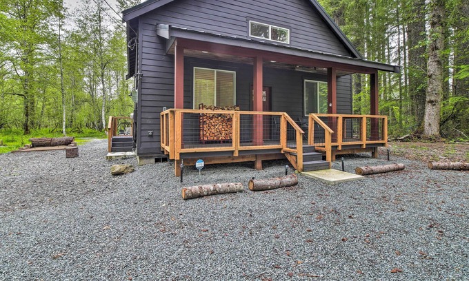 Paradise Estates Cabin | Modern Hideaway: Fire Pit, 5 Mi to Mt Rainier