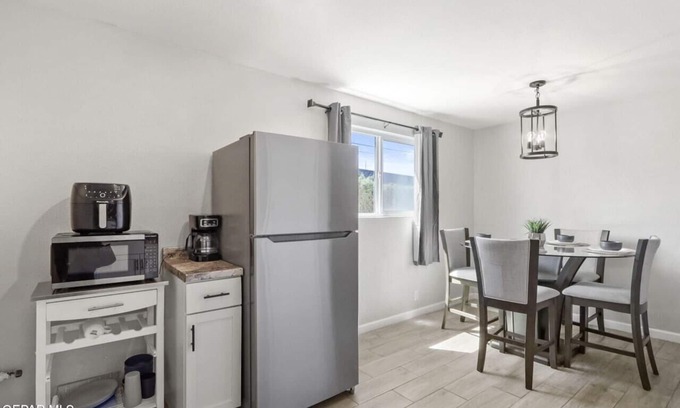 Lakeside Apartment | Modern Hideaway King Suite