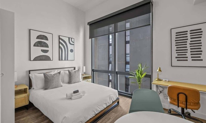 Evans Churchill Apartment | Modern Highrise STU w/Sky Pool, Parking, Gym 08