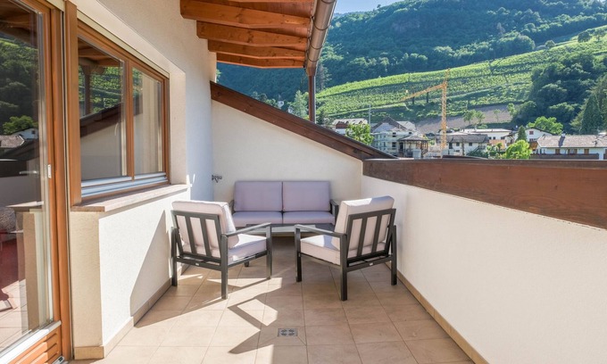 Nalles Apartment | Modern Holiday Apartment "Nals" with 2 Balconies and Mountain View