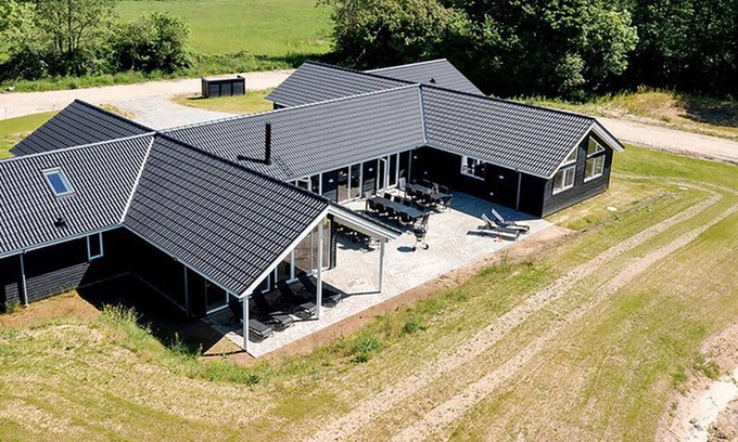Mommark Strand House | Modern holiday home with pool, activity room, WiFi, oven and large kitchen