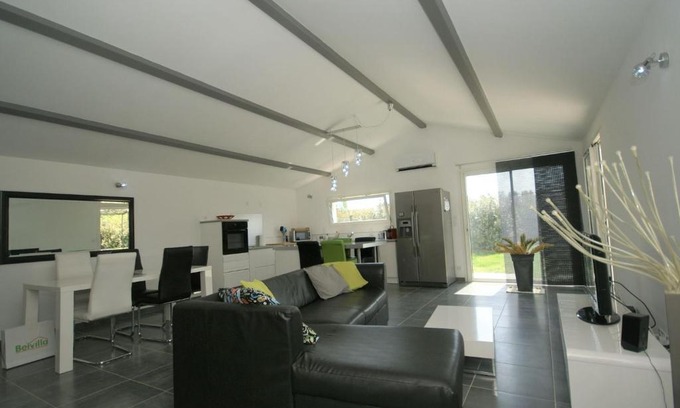 Piolenc House | Modern Holiday Home in Piolenc with Pool