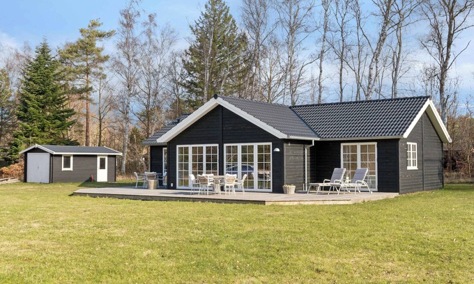 Hoensinge House | Modern holiday home with large garden near beach
