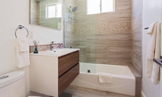 Larchmont Apartment | Modern Hollywood Apartment-Long Term Guests Welcome-Monthly Discounts