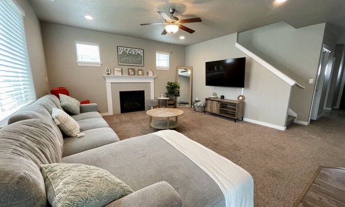 Tri-Cities House | Modern Home close to it all! With Generous backyard & Fire Pit
