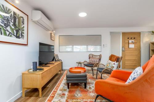 Deakin House | Modern Home Conveniently Close to Hospitals - Hosted by Canstay
