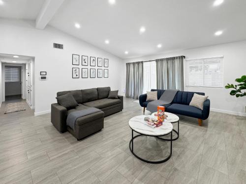Southwest Anaheim House | Modern Home for Large Families by Disney & Knotts