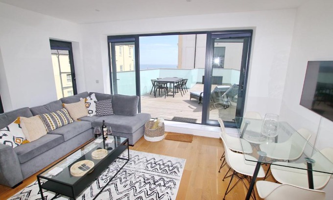 Worthing House | Modern Home for Small Groups by Stones Throw Apartments - Free Parking - Sea View