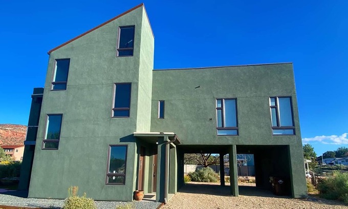 Kanab House | Modern Home in Kanab with Stargazing deck! Near Zion and Bryce! Pet Friendly!